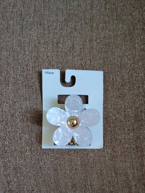 Pearlescent White Flower Hair Clip with Gold Center